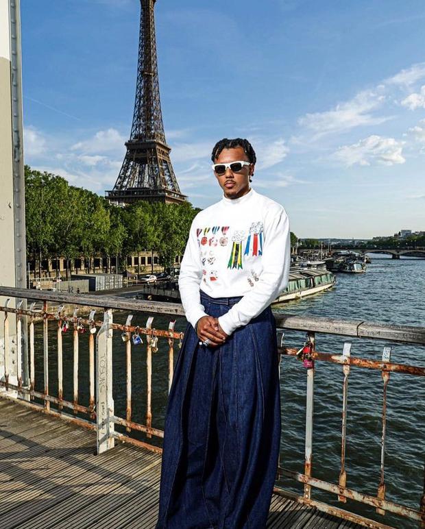 Jules Koundé luciendo una camiseta estampada con un pantalón denim recto con sobrefalda encima. (Fotos: Redes sociales) .