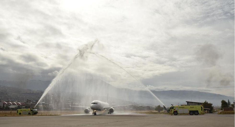 Luego de aterrizar en la ciudad de Cusco, el avión pasó por un cruce de agua, a modo de celebración. (Foto: Juan Sequeiros/GEC)
