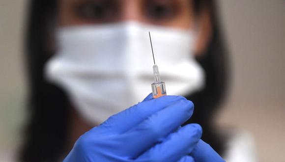 En el Reino Unido, durante la siguiente fase las vacunas contra el coronavirus se aplicarán bajo la prioridad de la edad antes que la profesión. (Foto referencial: EFE)