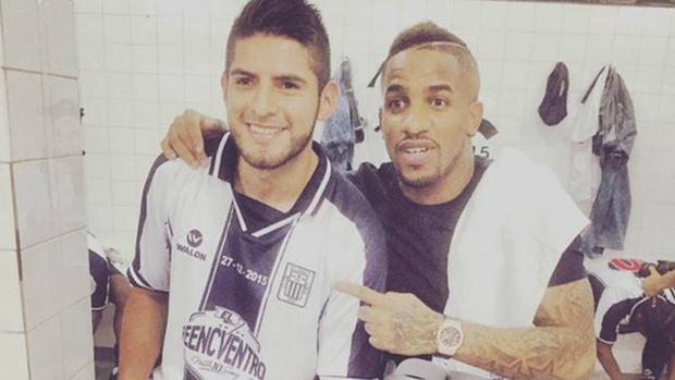 Se ha puesto la camiseta íntima en más de una ocasión. Aquí junto a Jefferson Farfán (Foto: Instagram)