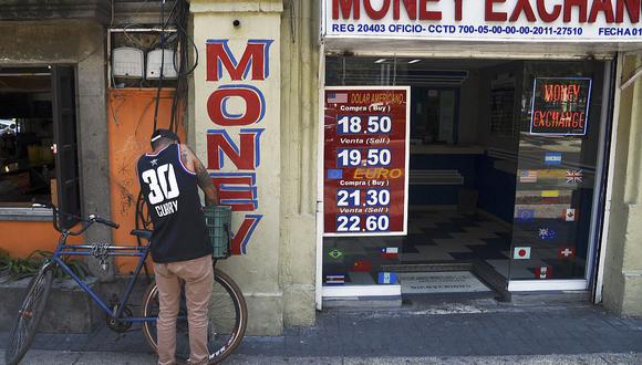 El dólar se negociaba a 19,9 pesos en México este lunes. (Foto: AFP)