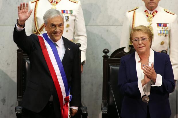 Sebastián Piñera is applauded by the outgoing president, Michelle Bachelet, during her inauguration ceremony in Congress in Valparaíso, on March 11, 2018. (Photo by CLAUDIO REYES/AFP).