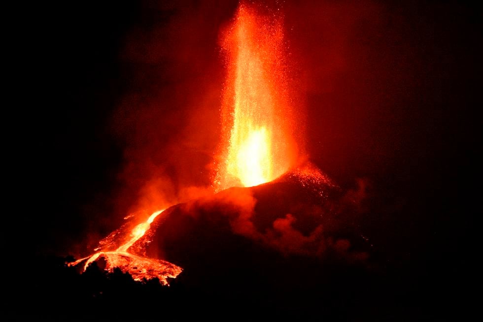 El plan especial de Emergencias Volcánicas de Canarias (Pevolca) ordenó el miércoles la evacuación de un nuevo barrio del municipio de Los Llanos de Aridane en la isla de La Palma ante el avance de la última colada de lava. (EFE/MIGUEL CALERO).