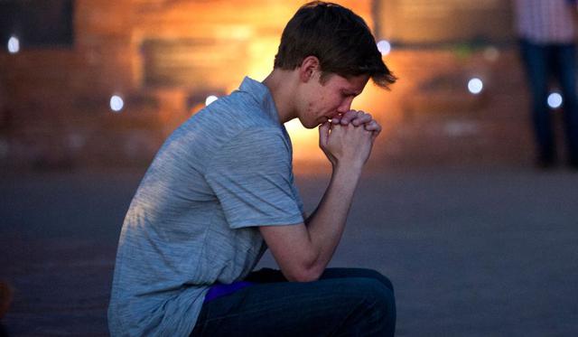 Estados Unidos | Columbine conmemora los 20 años de la matanza de 13 personas en una escuela de Colorado | FOTOS. (AFP)