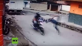 Este ladrón en motocicleta no imaginó la reacción de su víctima | Youtube