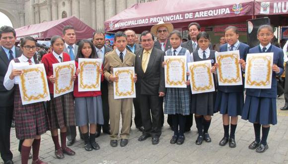 Escolares que ingresaron al Colegio Mayor fueron agasajados