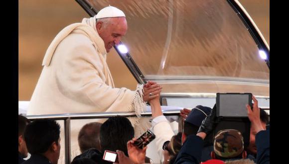 Papa Francisco tomó mate de coca antes de aterrizar en Bolivia