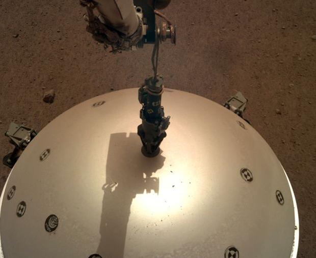 El equipo de medición de sismos del InSight se encuentra bajo un domo protector. (NASA/JPL-CALTECH)