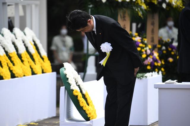El primer ministro japonés, Shinzo Abe, presenta sus respetos durante una ceremonia que marca el 75 aniversario del bombardeo atómico de Nagasaki, en el Parque de la Paz de Nagasaki. (Foto de Philip FONG / AFP)