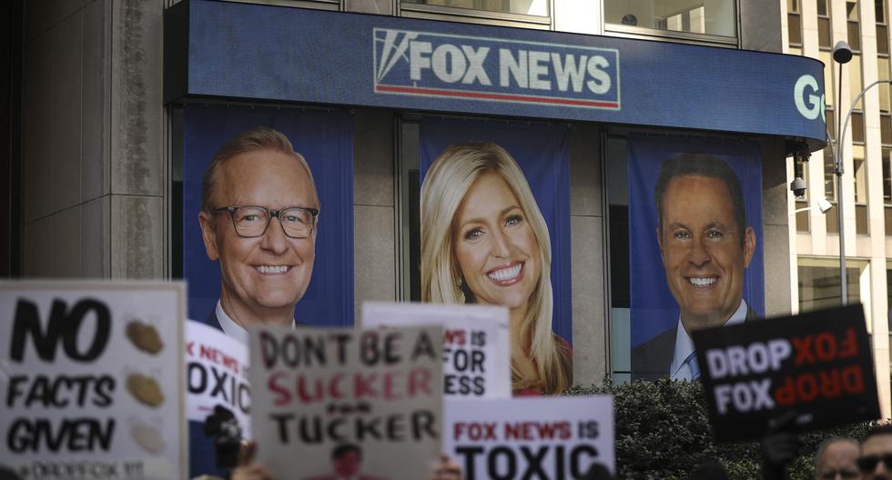 En esta foto del 13 de marzo del 2019, manifestantes protestan contra Fox News frente a la sede de la cadena en la ciudad de Nueva York. (Foto: AFP)