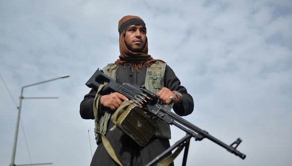 Un combatiente talibán asiste a un mitin en Kabul el 31 de agosto de 2021 para celebrar la retirada de Estados Unidos de Afganistán. (Hoshang Hashimi / AFP).