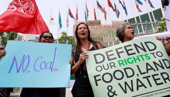 Activistas ambientales protestan frente al Centro de Conferencias de las Naciones Unidas (UNCC) en Bangkok, Tailandia, donde se llevará a cabo la Conferencia de Bangkok sobre Cambio Climático. (Foto: Reuters)
