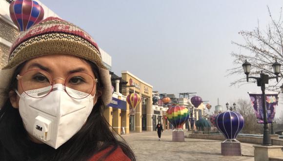Los grandes centros comerciales permanecen vacíos por el temor al contagio. En la imagen, Patricia Castro Obando, en un mall de Beijing. (Foto: Archivo Personal)
