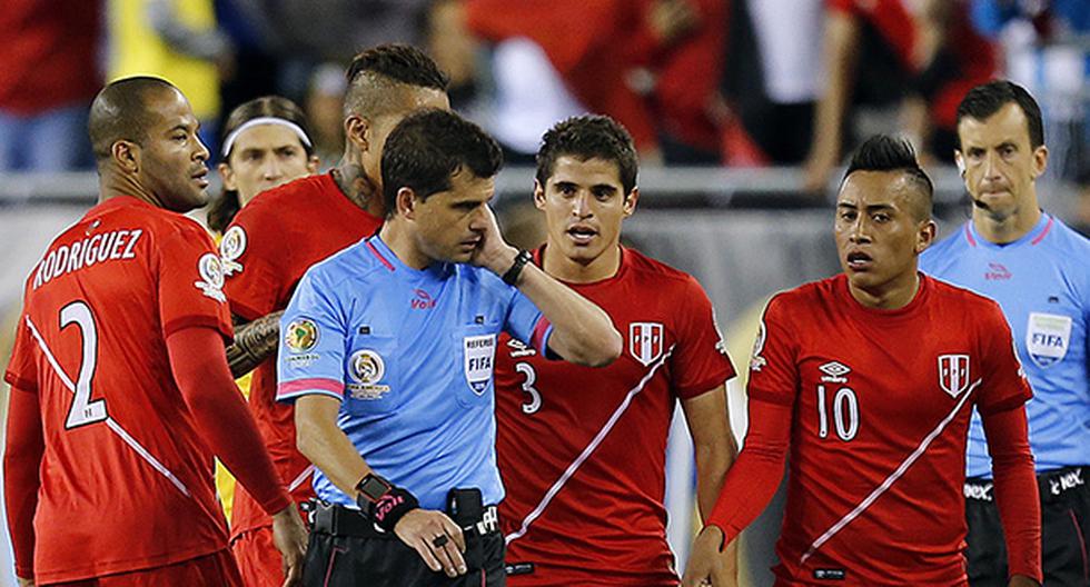 Raúl Ruidíaz y el gol que deja a muchos perjudicados, uno de ellos, el árbitro Andrés Cunha en la Copa América. (Foto: EFE)
