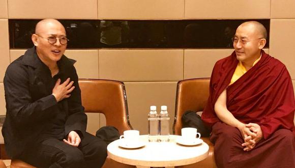 Jet Li posa junto a un monje tibetano. Esta foto la compartió él mismo en sus redes sociales. (Facebook)