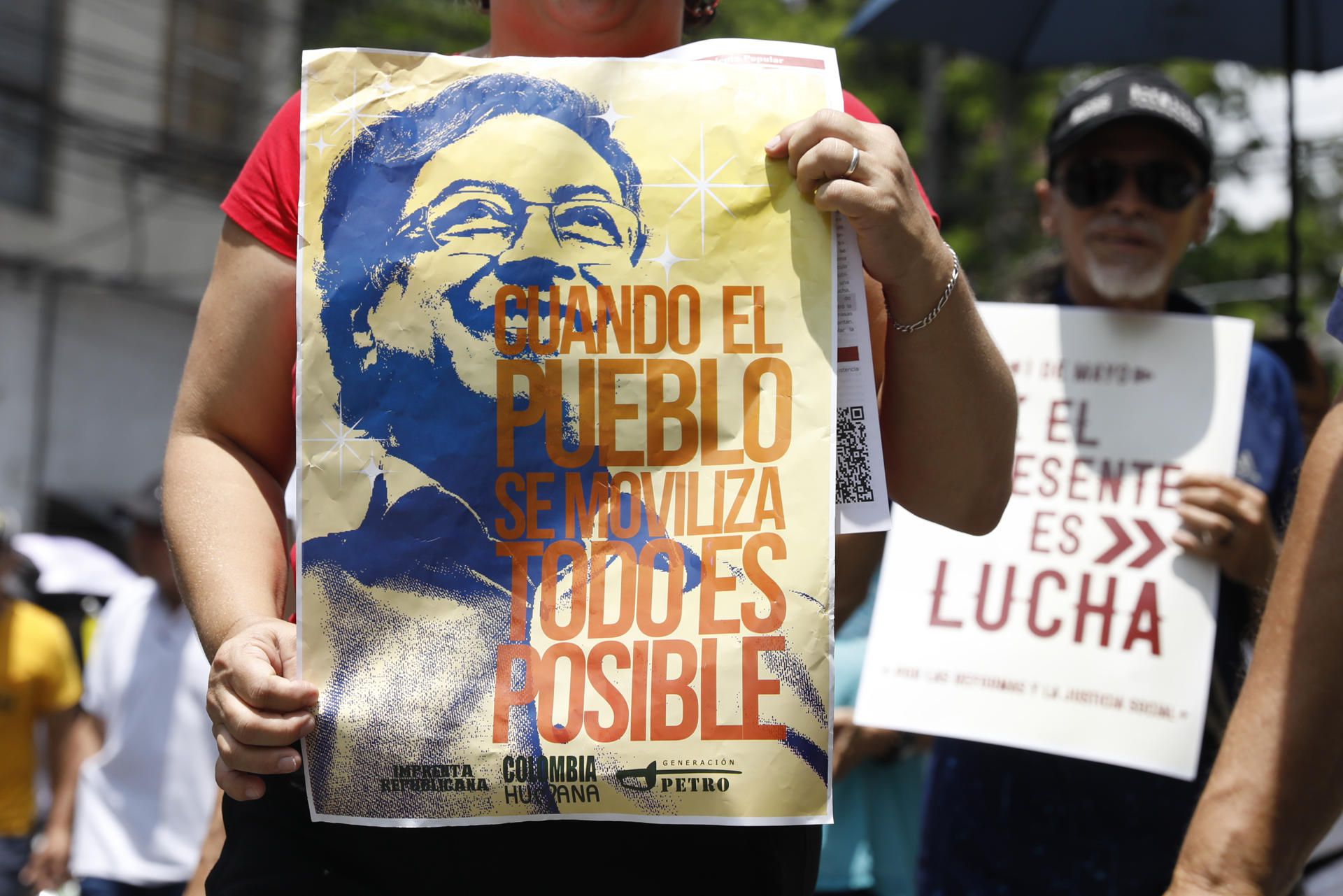 Una mujer sostiene un cartel con la imagen del presidente de Colombia, Gustavo Petro, durante una marcha con motivo Día Internacional de los Trabajadores. (Foto: EFE).