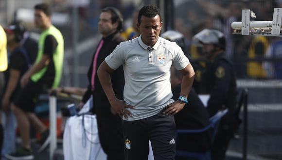 Pablo Zegarra dejó de ser entrenador de Sporting Cristal. (Foto: AFP)