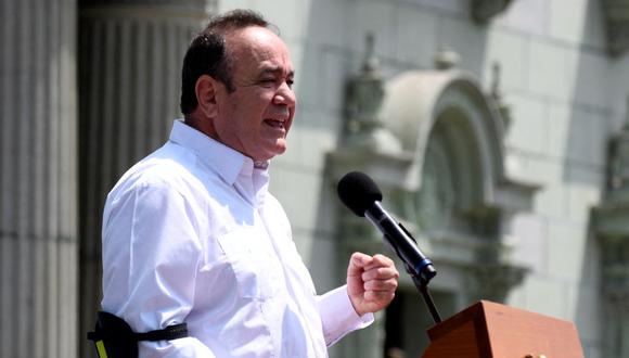 El presidente de Guatemala, Alejandro Giammattei, pronuncia un discurso durante una ceremonia frente al Palacio de la Cultura en la Ciudad de Guatemala el 9 de marzo de 2022. (JOHAN ORDONEZ / AFP).