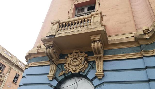 Parte de casona se derrumbó esta tarde en la  primera cuadra de la avenida Coronel Miguel Baquero, Plaza Dos de Mayo.
 (Yasmin Rosas / El Comercio)