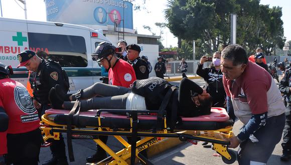 Miembros de los servicios de emergencia trasladan a una herida, tras un choque por alcance de vagones en un túnel de la Línea 3 del metro, en la Ciudad de México (México).