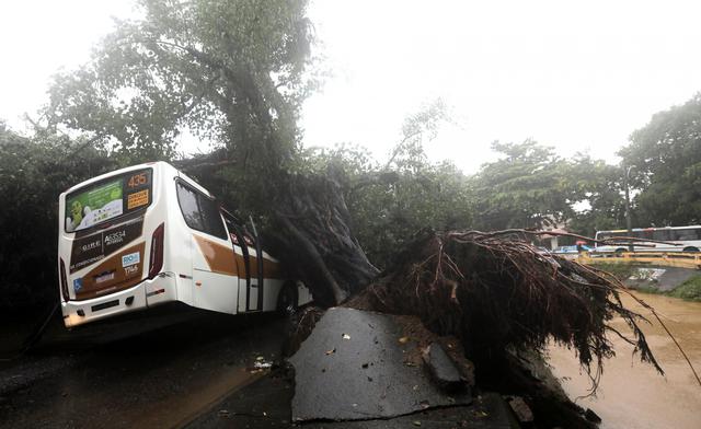 Las fuertes lluvias que caen sobre Río de Janeiro desde la noche del lunes y que continúan este martes han dejado al menos siete muertos. (Reuters).