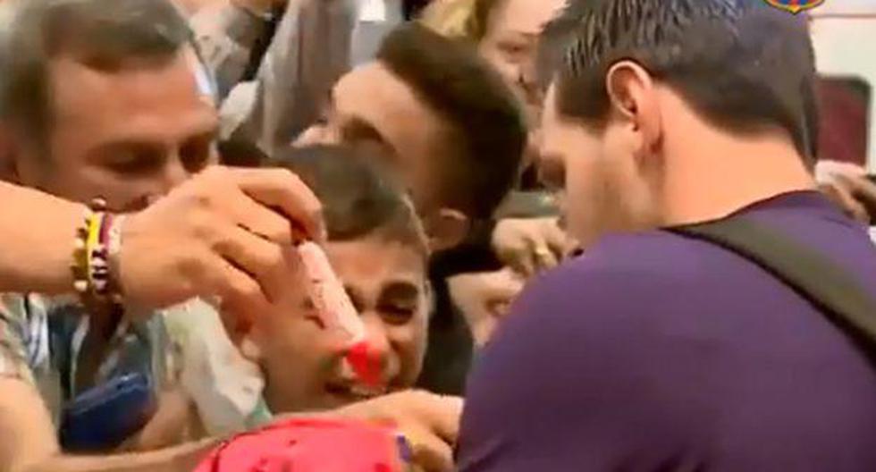 Un niño se emocionó hasta las lágrimas al conocer a Lionel Messi. (Captura: Facebook)