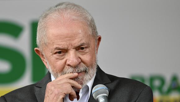 El presidente electo de Brasil, Luiz Inácio Lula da Silva, gesticula durante una conferencia de prensa en el edificio del gobierno de transición en Brasilia el 2 de diciembre de 2022. (Foto de EVARISTO SA / AFP)