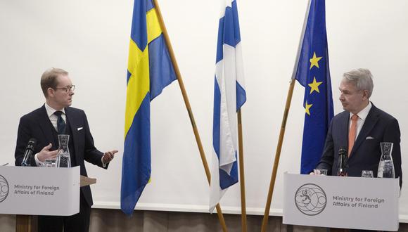 El Ministro de Asuntos Exteriores de Finlandia, Pekka Haavisto (R), se reunió con el Ministro de Asuntos Exteriores de Suecia, Tobias Billstrom (L), en el centro Hanasaari Gongres de Helsinki, Finlandia, el 07 de febrero de 2023. Los ministros también sostendrán discusiones bilaterales, donde los temas incluirán la guerra ruso-ucraniana y asuntos de la OTAN. (Foto: EFE/EPA/MAURI RATILAINEN)