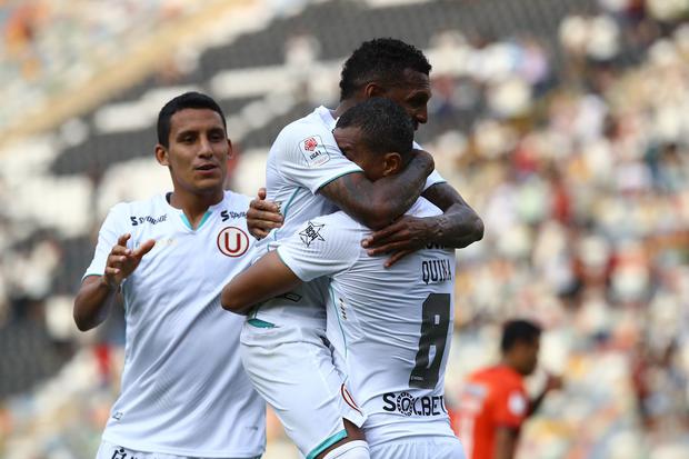 Alberto Quintero hugs Nelinho Quina after the latter scored the third goal from a penalty against César Vallejo.  (Photo: GEC)