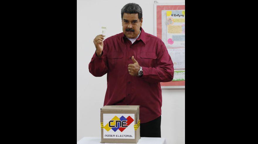 "Que nadie se pierda este día histórico (...) cuidemos todos los centros electorales, cuidemos que todo sea en paz (...) llamo a todos los venezolanos, tu voto decide, votos o balas, patria o colonia, paz o violencia, independencia o subordinación", sostuvo. (Foto: EFE)
