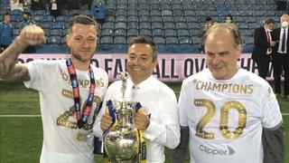 Marcelo Bielsa y el emocionante festejo de Leeds United con trofeo en mano | VIDEO