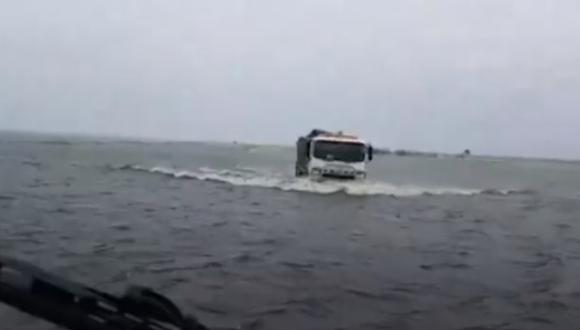YouTube: camión sorprende transitando sobre el agua en Autralia.