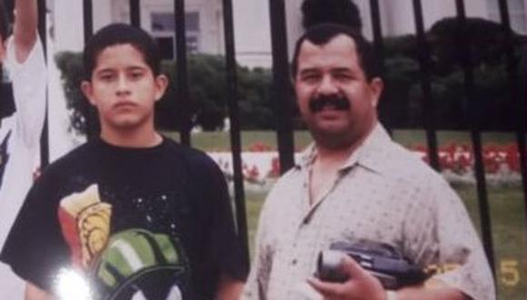 Edgar (en la esquina derecha) junto a su hijo Roger (a su lado en el centro) frente a la Casa Blanca en Washington. (EDGAR GARCÍA).