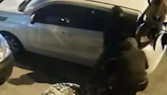 Delincuentes roban las llantas de un auto en solo 22 segundos en Argentina. (Captura de video).