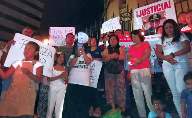 Familiares y amigos del suboficial PNP Elvis Miranda Rojas, quien cumple siete meses de prisión preventiva por abatir a un presunto delincuente, realizaron una vigilia en el frontis de la Catedral de Piura (Foto: Carlos Chunga)