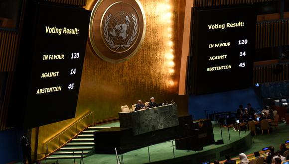 La Asamblea General de la ONU vota a favor de una "tregua humanitaria inmediata" en Gaza, mientras el conflicto entre Israel y Hamas se desataba por 21 días. (Foto de Andrea RENAULT / AFP).
