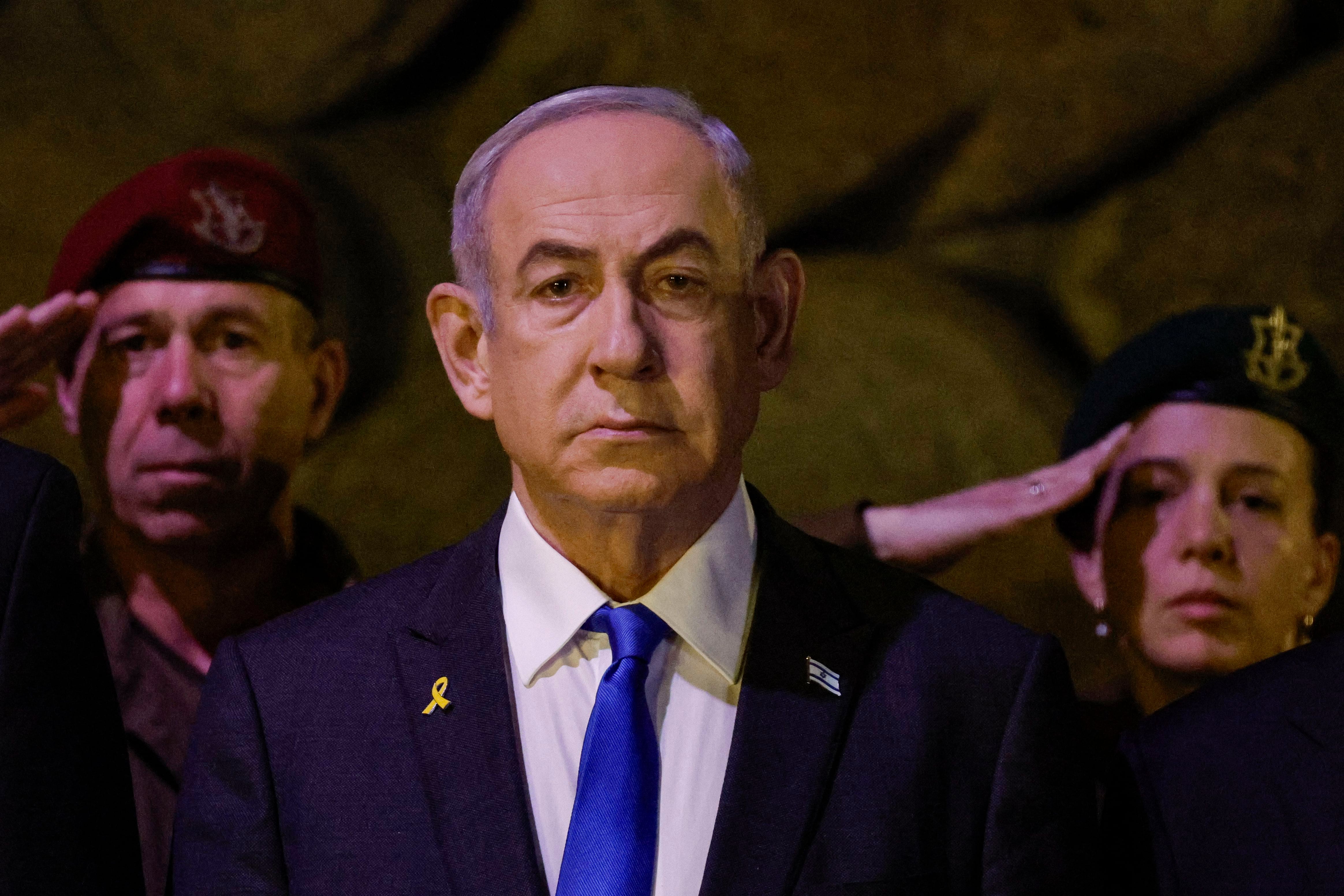 El primer ministro israelí, Benjamín Netanyahu, asiste a una ceremonia de colocación de ofrenda floral por el Día de Conmemoración del Holocausto, el 6 de mayo de 2024. . (Foto de AMIR COHEN / POOL / AFP).