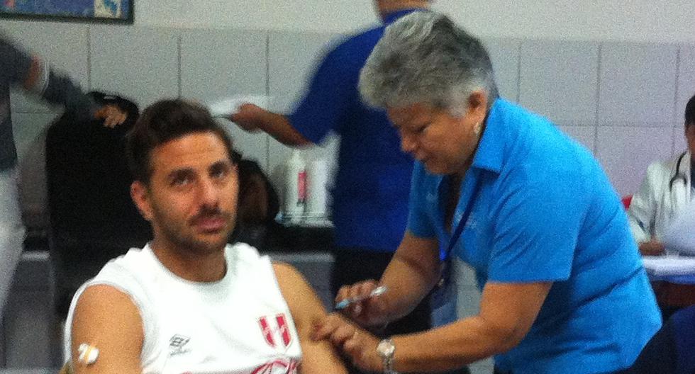 Claudio Pizarro cumpliendo con vacunarse (Foto: cecomunicacion.com)