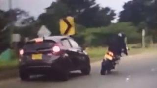 YouTube: buscan a chofer que atropelló a motociclista y huyó