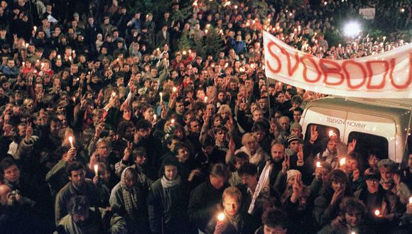 Jóvenes estudiantes checoslovacos hacen cantos de victoria y encienden velas el 17 de noviembre de 1989 en apoyo de Vaclav Havel a la presidencia durante una manifestación de protesta en el barrio Albertov de Praga. (Foto de LUBOMIR KOTEK / AFP)