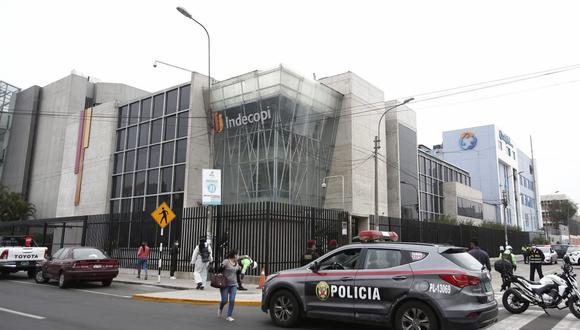 Desconocidos lanzaron una bomba molotov en las oficinas de Indecopi y municiones de alto calibre, después de colocar una corona fúnebre en el lugar como señal de amenaza. (Foto: Andrés Paredes / GEC)