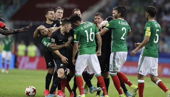 La polémica decisión del árbitro luego de trifulca en partido México y Nueva Zelanda. (Foto: AFP)
