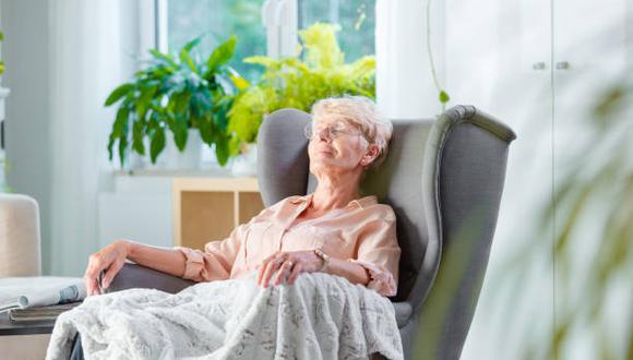 ¿Cuántas horas debes descansar para prevenir el Alzheimer, según la ciencia?. (Foto: iStock)