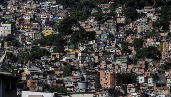 En Rocinha, una inmensa favela erguida en un cerro con vista al mar y en medio de dos de los barrios más exclusivos de la ciudad, las víctimas fueron cuatro hombres y una mujer, de los que dos tenían más de 60 años y los otros tres entre 40 y 59 años. (EFE/Antonio Lacerda).