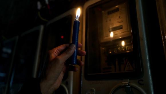 Un ciudadano ecuatoriano revisa un medidor de luz, en Quito, Ecuador, el 18 de abril de 2024. (Foto de José Jácome / EFE)