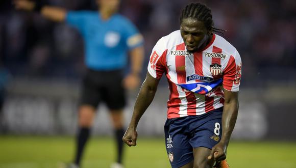 Junior alcanzó un importante triunfo de local ante un combativo Guaraní por la tercera fase del torneo con gol de Yimmi Chará. (Foto: AFP)