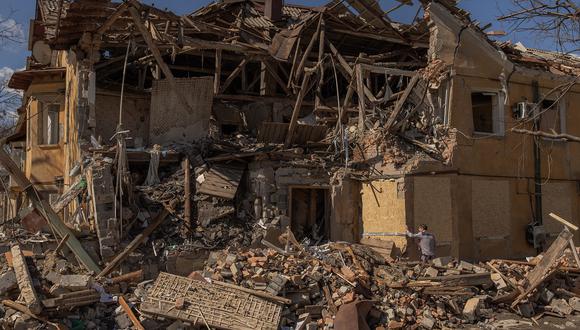 Un edificio que sufrió graves daños tras un reciente bombardeo, en la ciudad de Mykolaivka, cerca de Sloviansk, región de Donetsk, este de Ucrania, el 30 de marzo de 2024. (Foto de Roman PILIPEY / AFP)