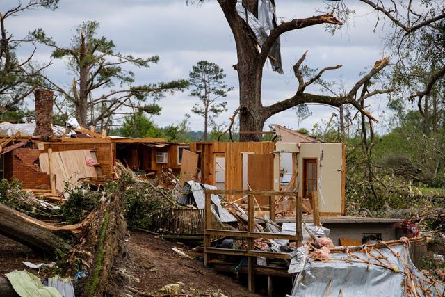 Una casa destruida por dos poderosos tornados que arrasaron Soso, Mississippi, Estados Unidos. (Foto: EFE/Dan Anderson)
