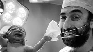 Bebé recién nacido le saca la mascarilla a un doctor y escena se vuelve un símbolo de esperanza