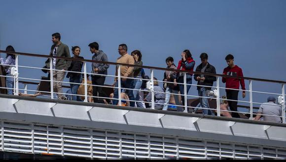 Los pasajeros son fotografiados en el crucero MSC Armony, atracado en el puerto de Barcelona, España, el miércoles 3 de abril de 2024. (Foto: Emilio Morenatti/AP)